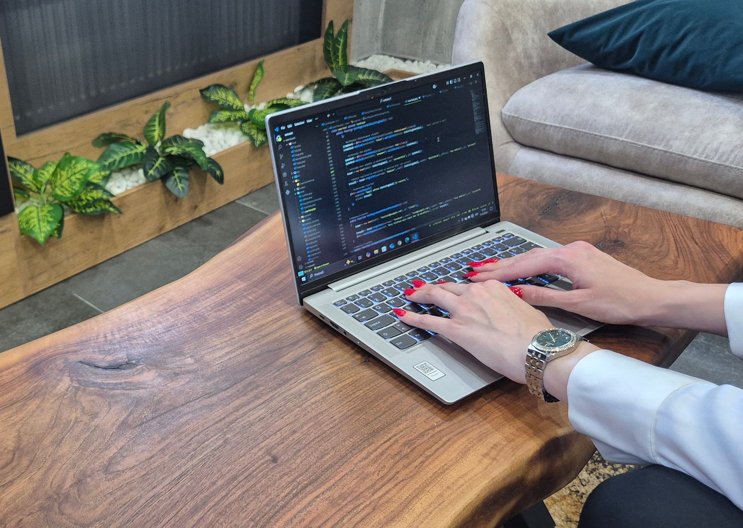 Programer radi na laptopu